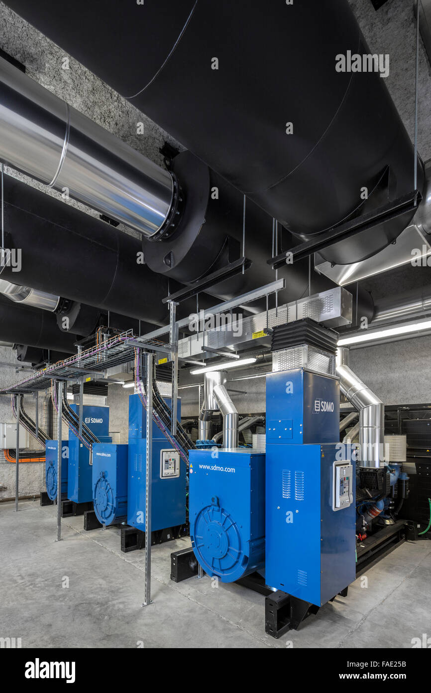 In una società, gruppi elettrogeni (generatori) destinato a compensare possibili tagli di potenza ( motori Diesel per alimentazione di backup ). Foto Stock