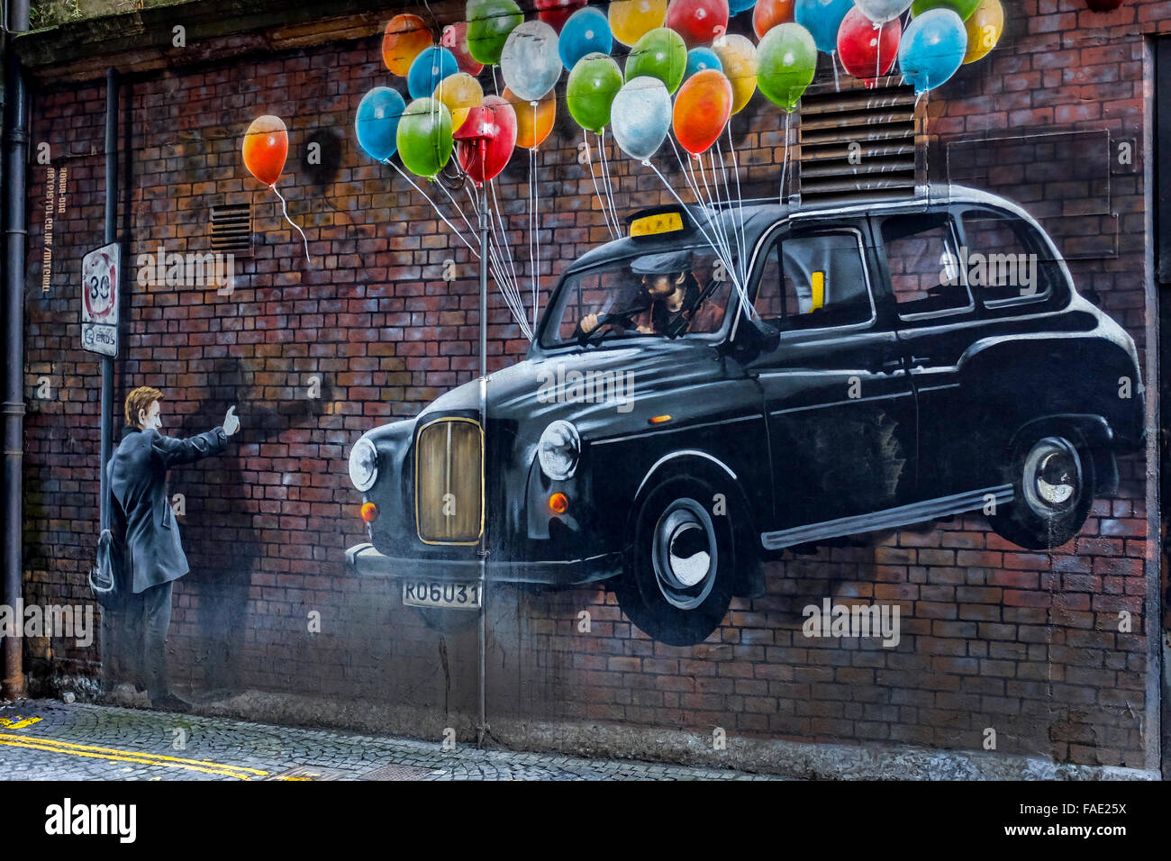 Urban wall art raffigurante un uomo il contrassegno verso il basso un taxi, Glasgow, Scotland, Regno Unito Foto Stock