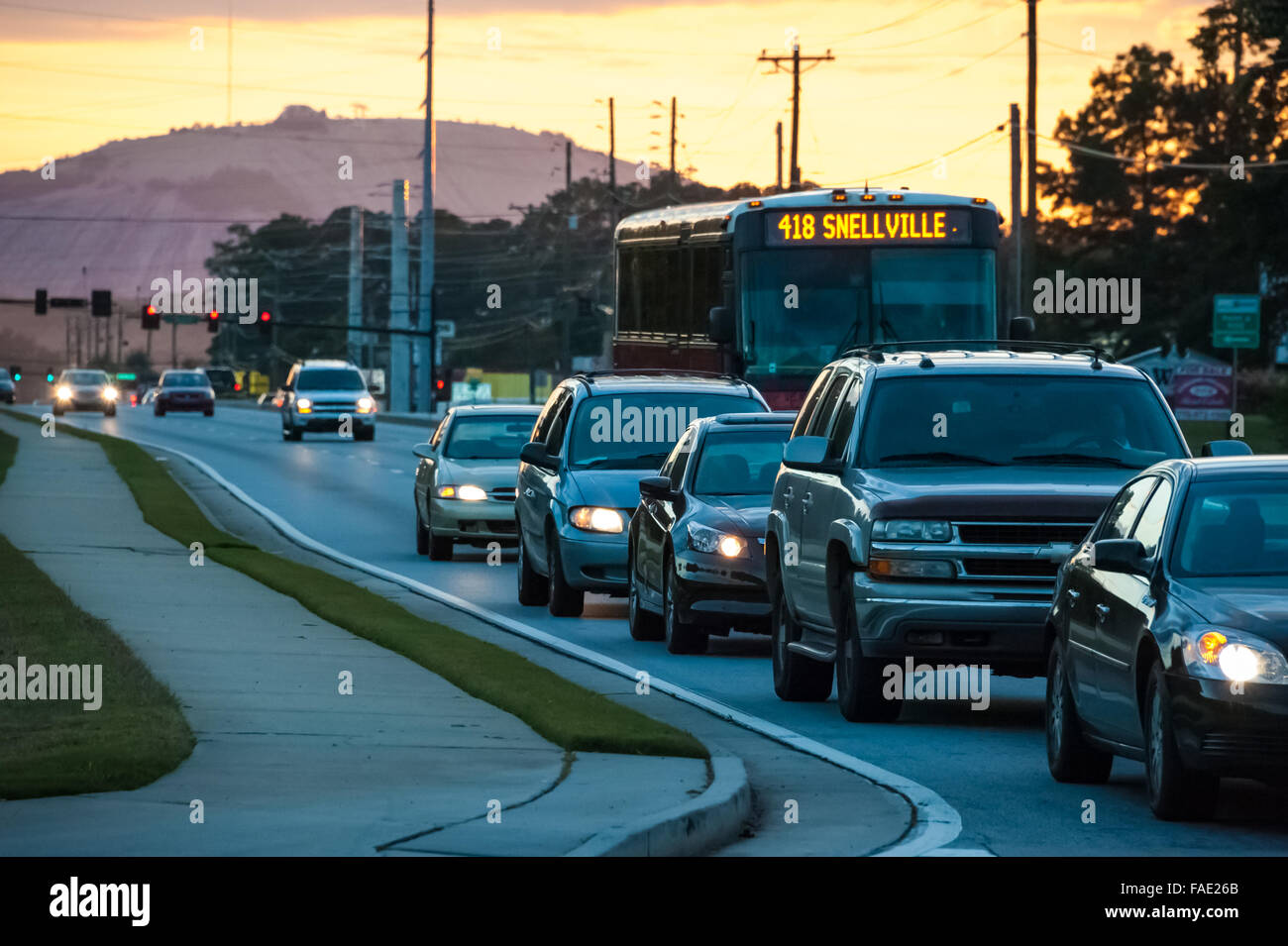 Di sera il sole tramonta su pietra di montagna come Metro Atlanta teste di traffico verso la comunità suburbane di Snellville, Georgia. Foto Stock