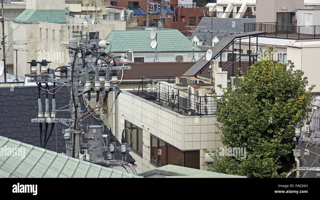Cavi di alimentazione con tetti di Tokyo Foto Stock