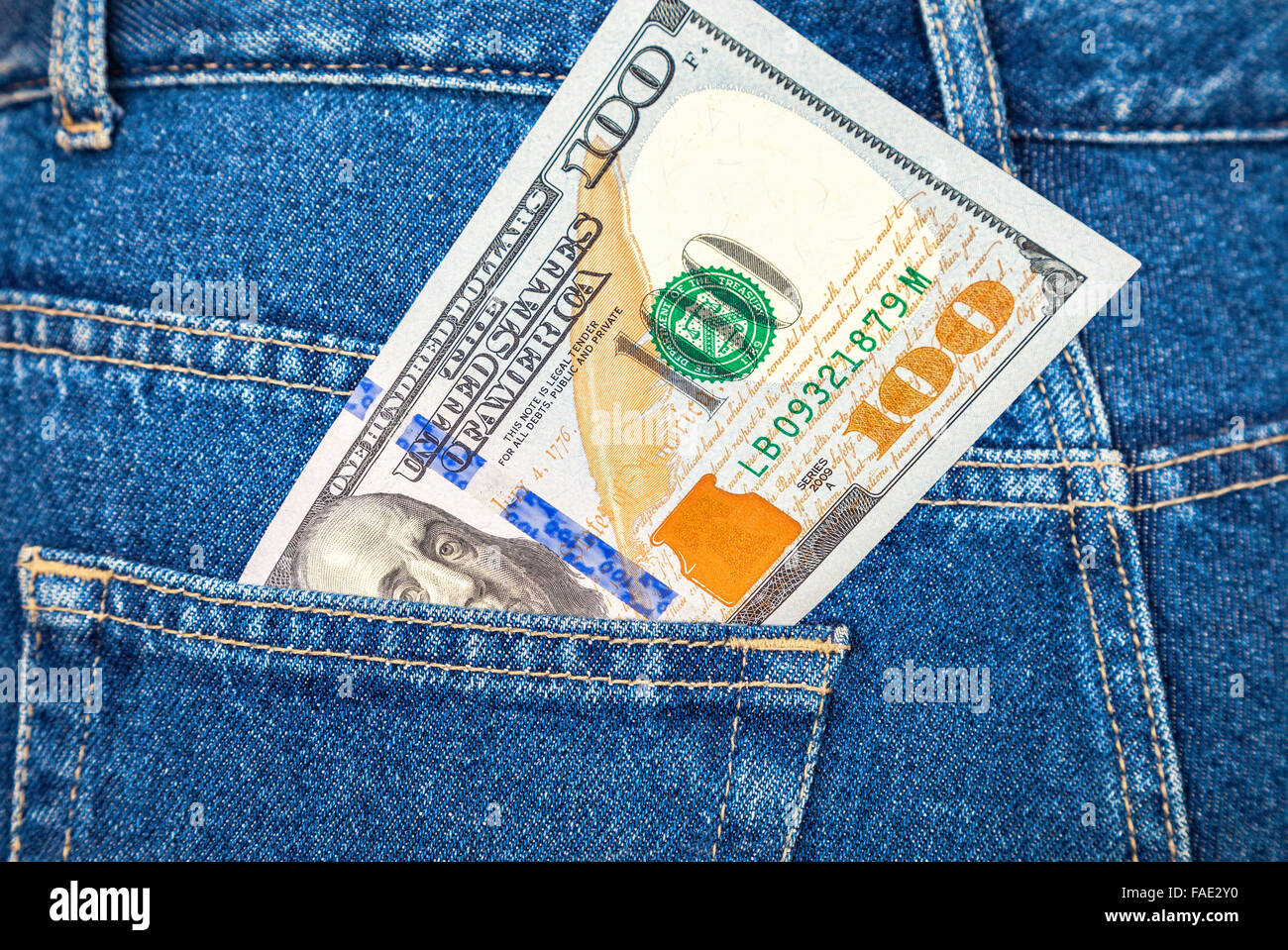 La banconota di cento dollari americani nella schiena tasca dei jeans Foto Stock