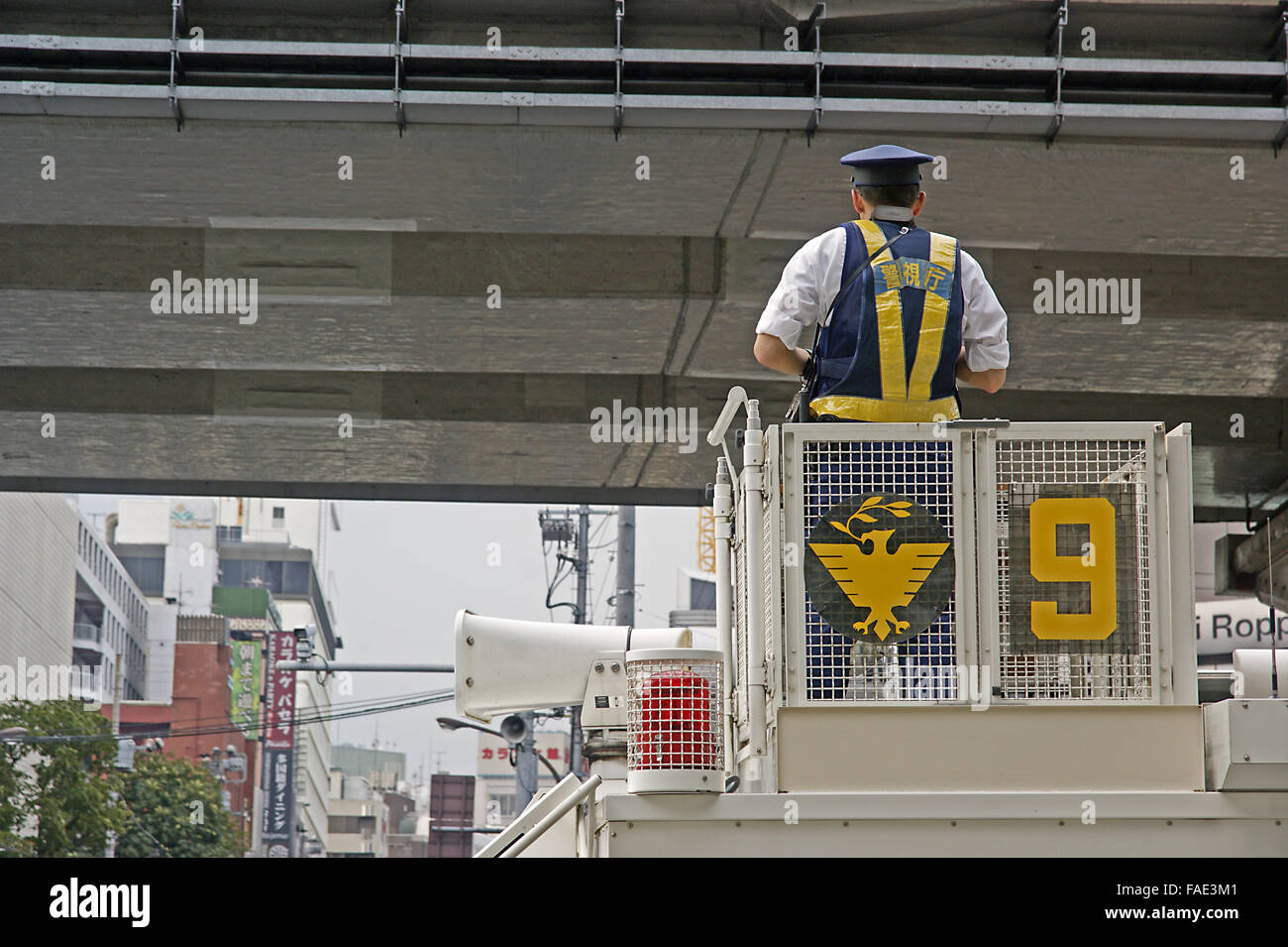 Giapponese squadra antisommossa polizia mantenendo un occhio per un guasto su un mobile piattaforma di visualizzazione Foto Stock