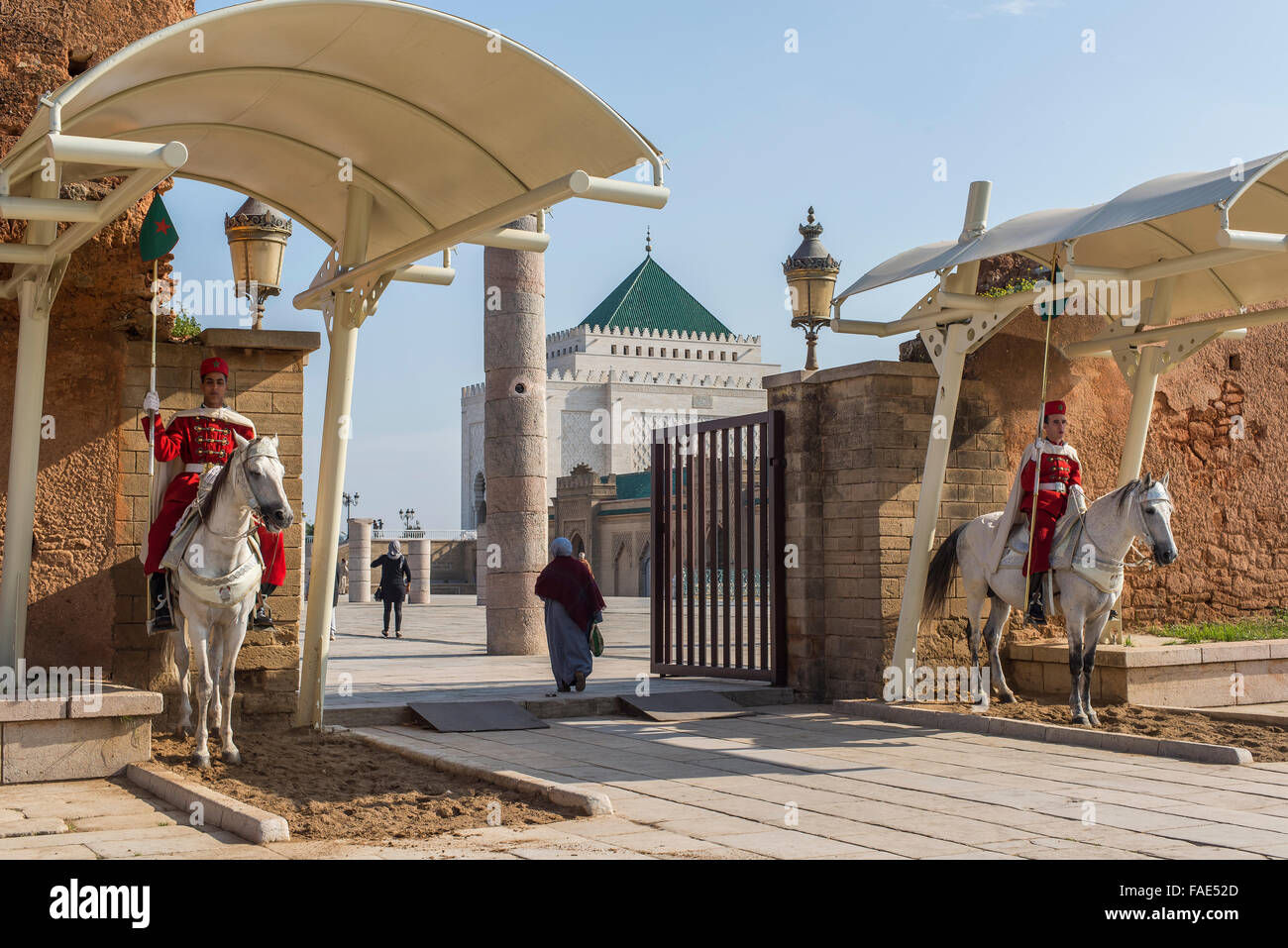 Royal Guard in entrata del mausoleo del mausoleo del re Mohammed V, di Hassan II e il Principe Mulay Abdallah. Rabat, Marocco. Foto Stock