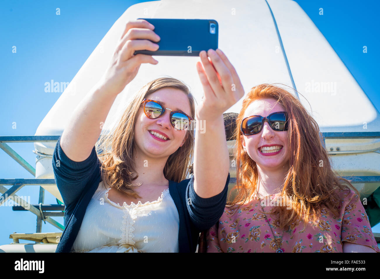 Le ragazze prendendo un selfie con iPhone Foto Stock