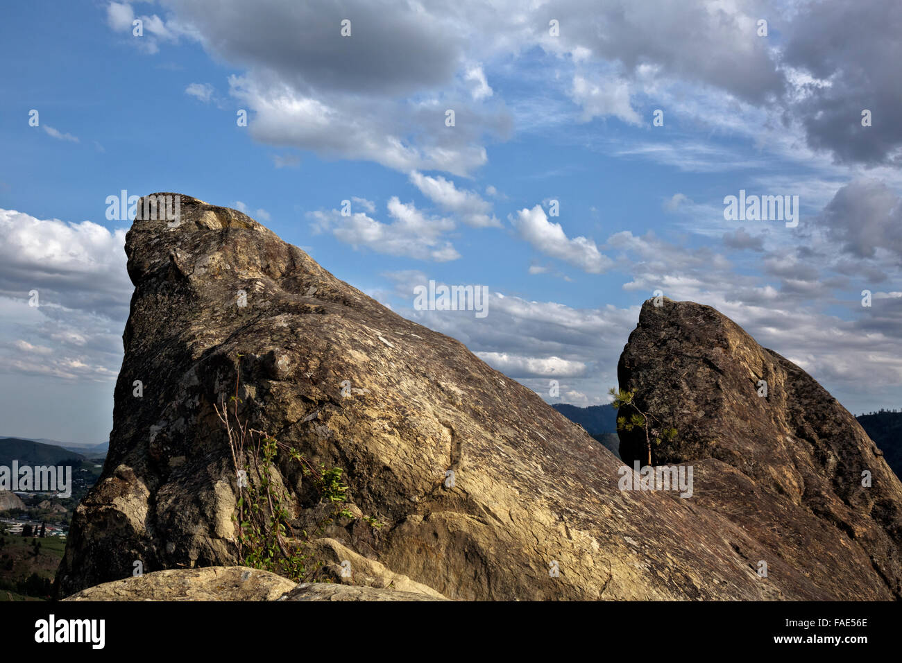 WASHINGTON - nuvole sulla roccia arenaria guglie a Peshastin pinnacoli del parco statale di una popolare rock climbing area in prossimità di Cashmere. Foto Stock