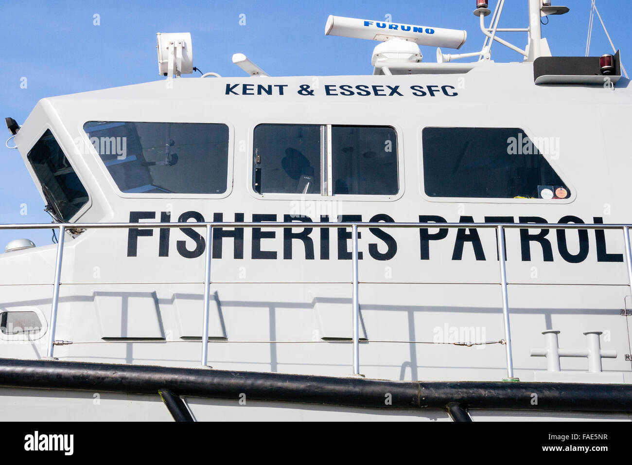 Kent e Essex SFC Pesca imbarcazione di pattuglia, in prossimità del lato della nave il ponte con il "Kent & Essex SFC' nome e "Pesca Patrol' in nero. Foto Stock