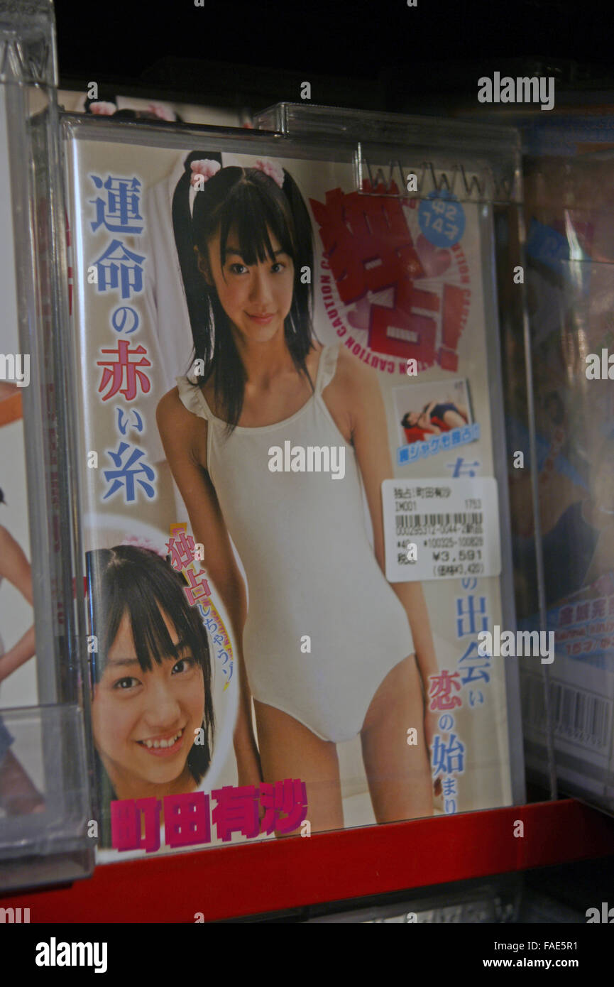 Bambino giapponese sesso DVD per la vendita in un negozio di Tokyo Foto Stock