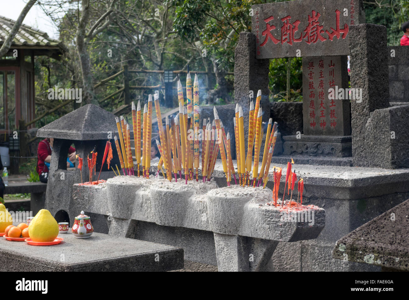 Santuario buddista di masterizzazione con bastoncini di incenso in un parco al Xiuying Qu, Haikou, sull'isola cinese di Haikou. Foto Stock