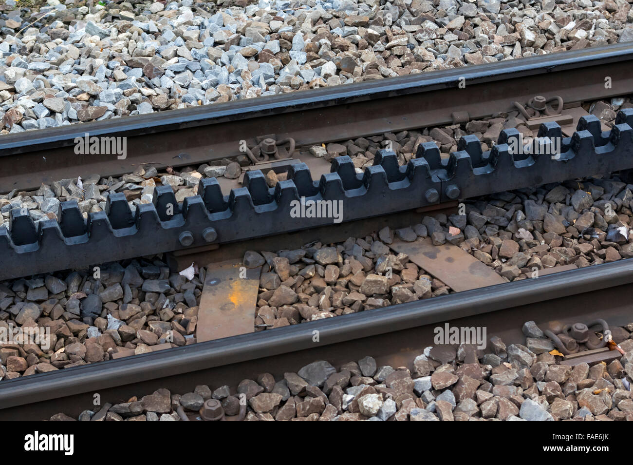 Le vie di MGB Matterhorn-Gotthard-Bahn ferrovia a cremagliera con un due lamelle Sistema Abt rack. Foto Stock