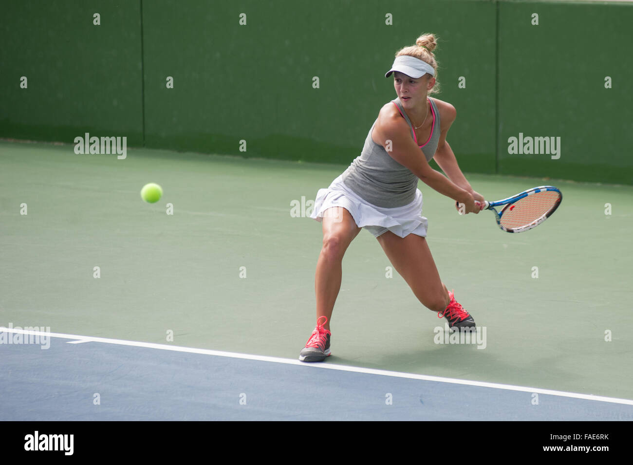 Femmina giocatore di tennis si prepara a colpire il suo scritto. Foto Stock