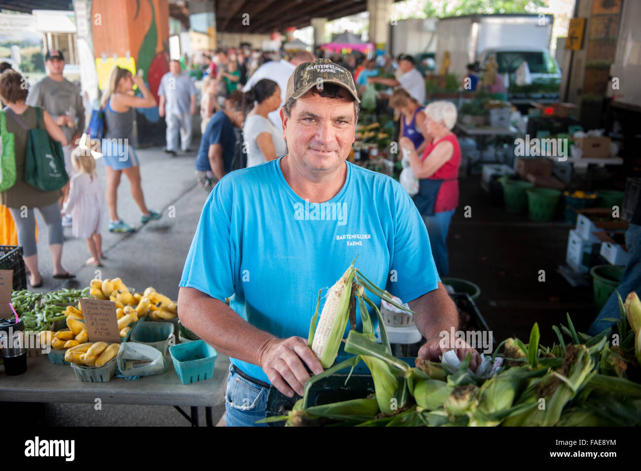 Joe Bartenfelder presso il mercato degli agricoltori a Baltimora, MD. Foto Stock