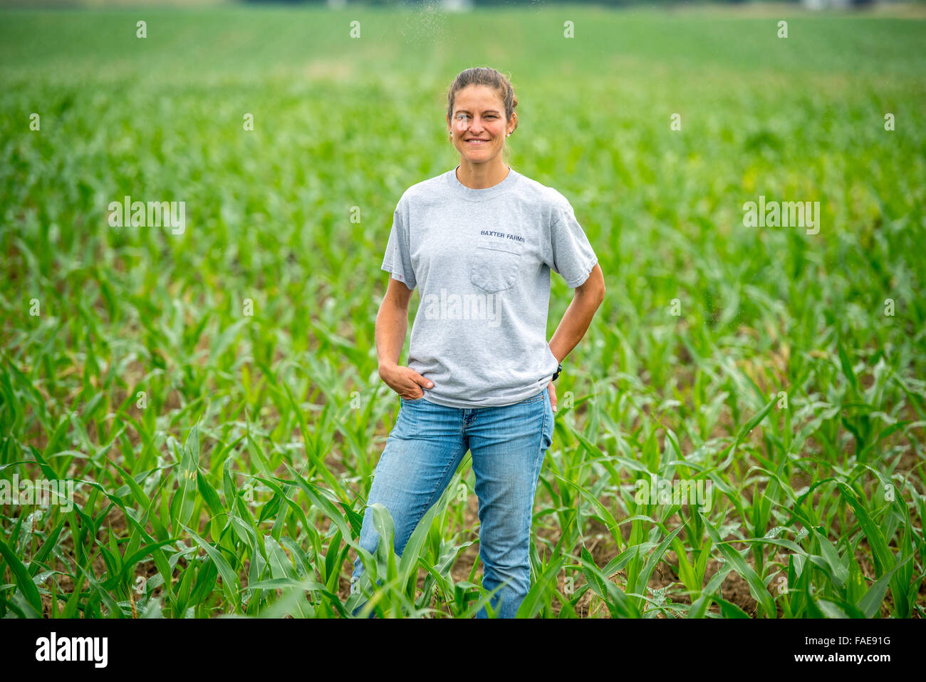 Donna che pongono in un campo di mais Foto Stock