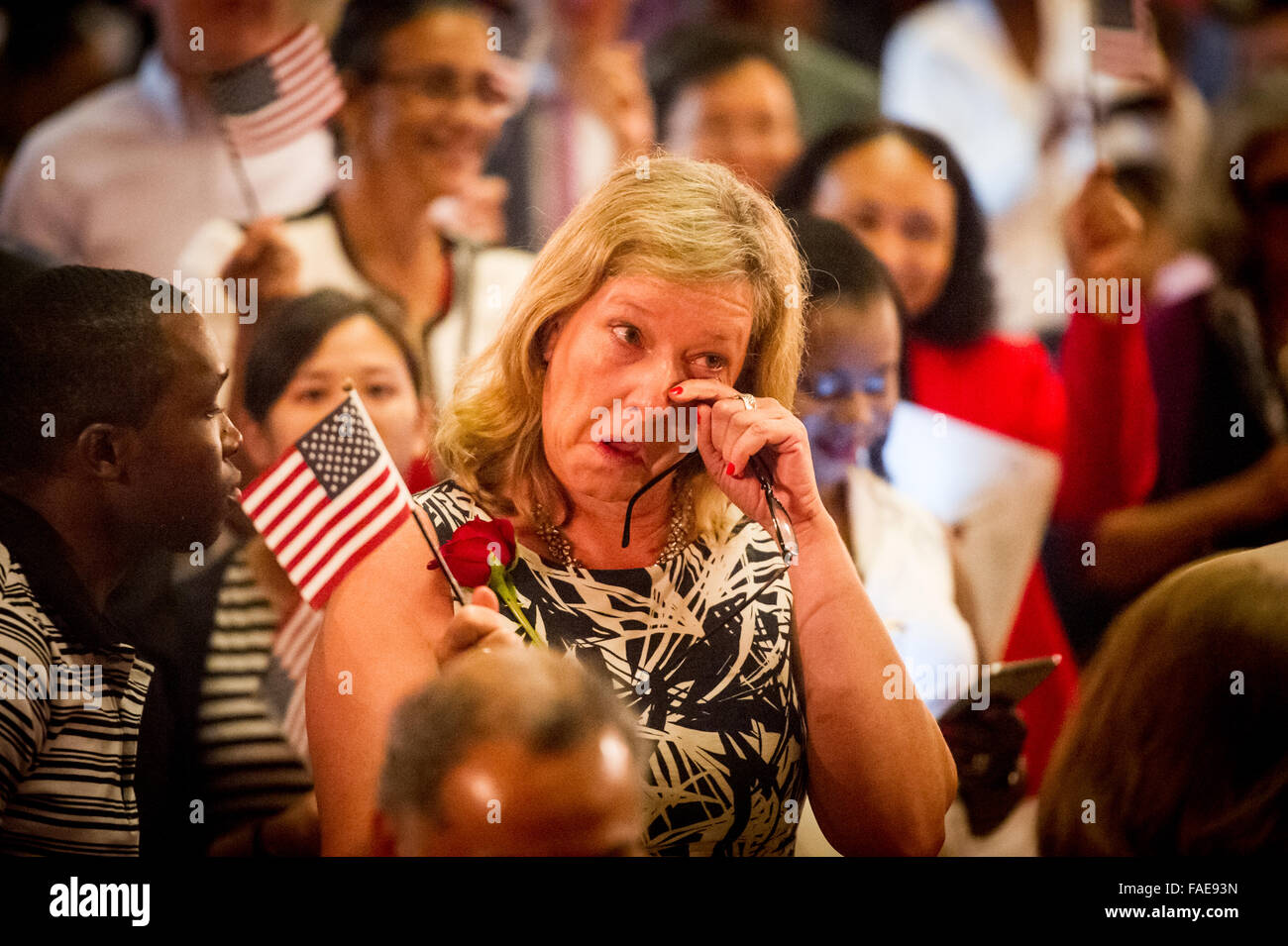 Donna che piange e azienda bandiera americana Foto Stock