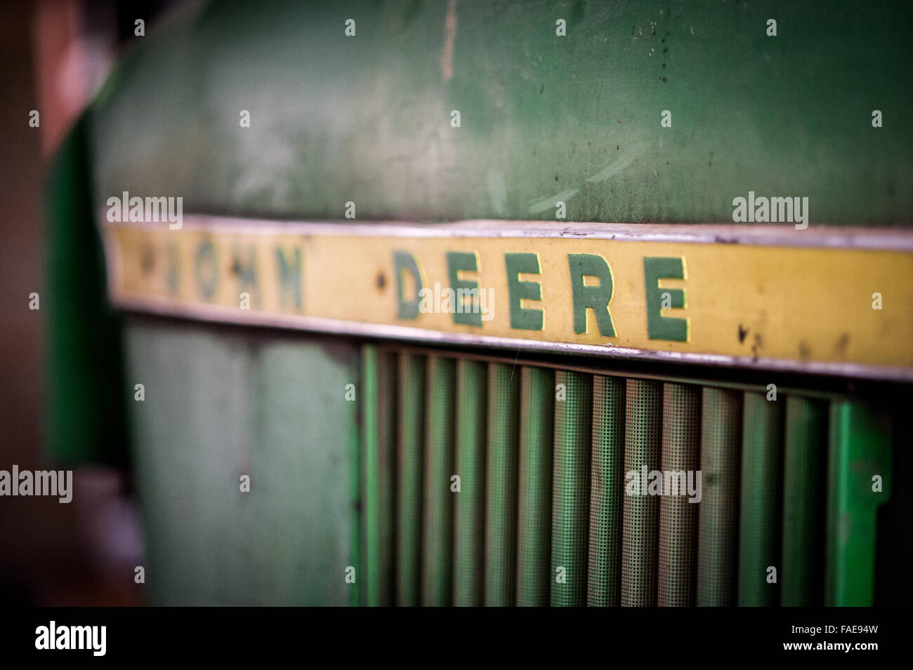 John Deere etichetta sulla parte anteriore di un vecchio trattore Foto Stock