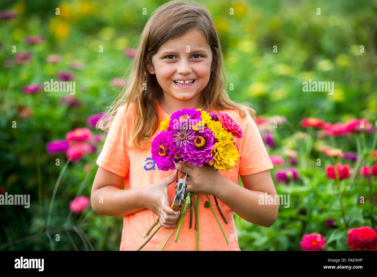 Giovane ragazza con un mazzo di fiori colti di fresco Foto Stock