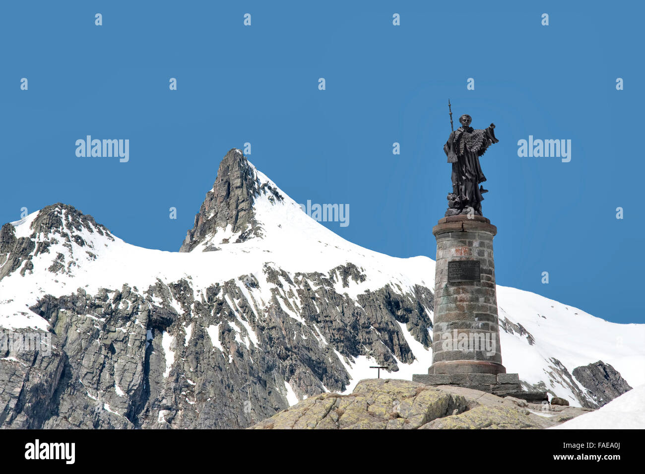 Statua di San Bernardo sulla sommità del Gran San Bernardo, al confine di Italia e Svizzera Foto Stock
