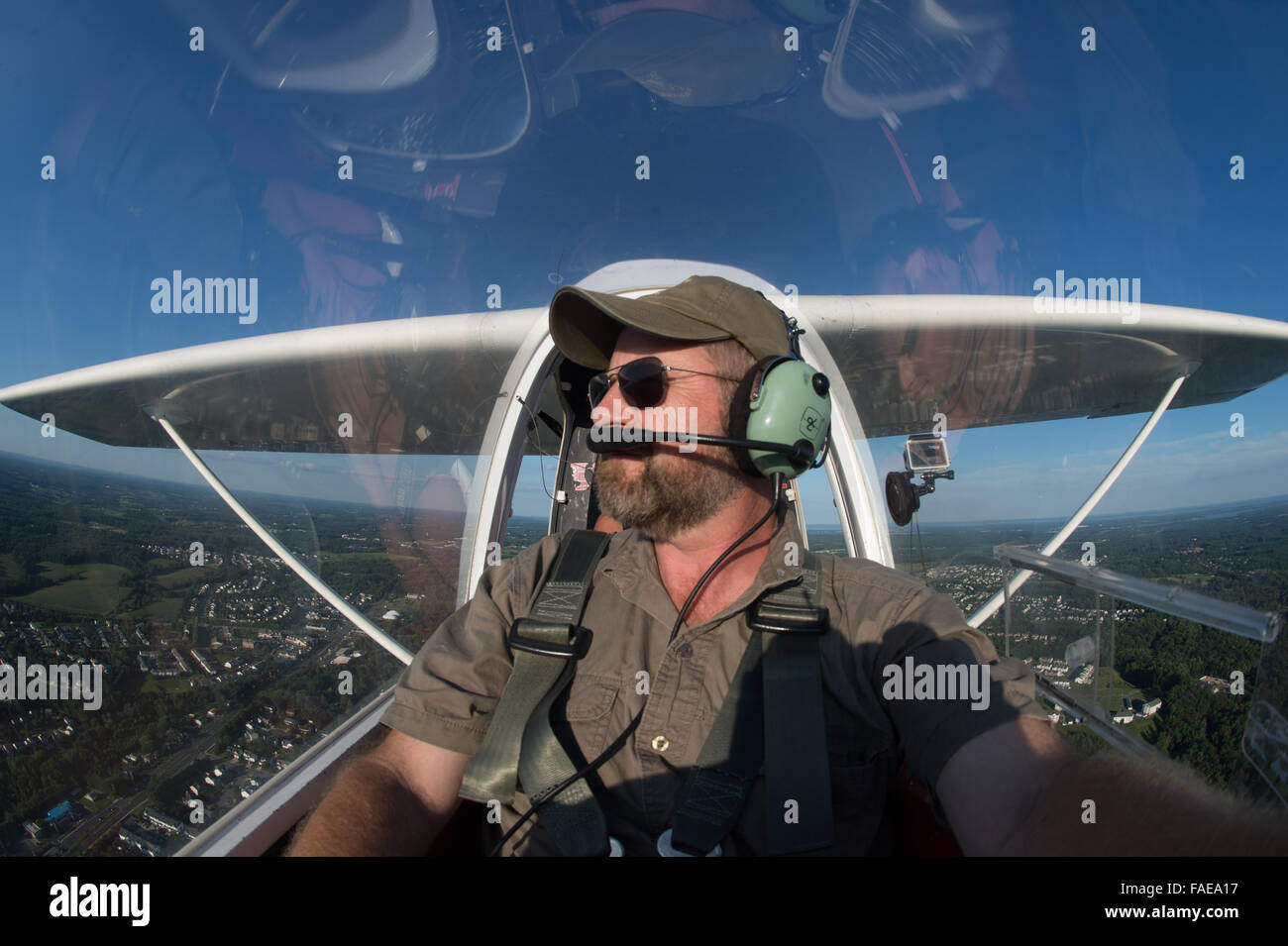 Pilota nella cabina di pilotaggio di un aereo. Foto Stock