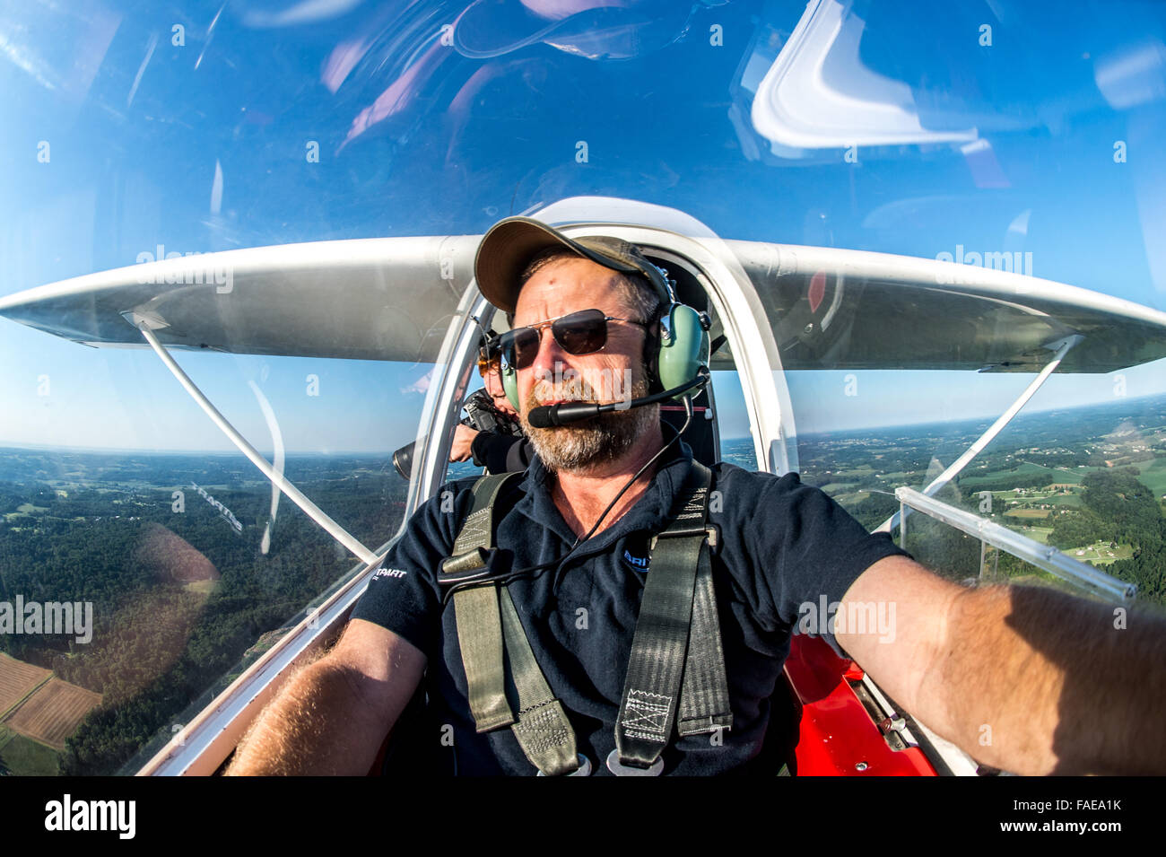 Pilota nella cabina di pilotaggio di un aereo. Foto Stock