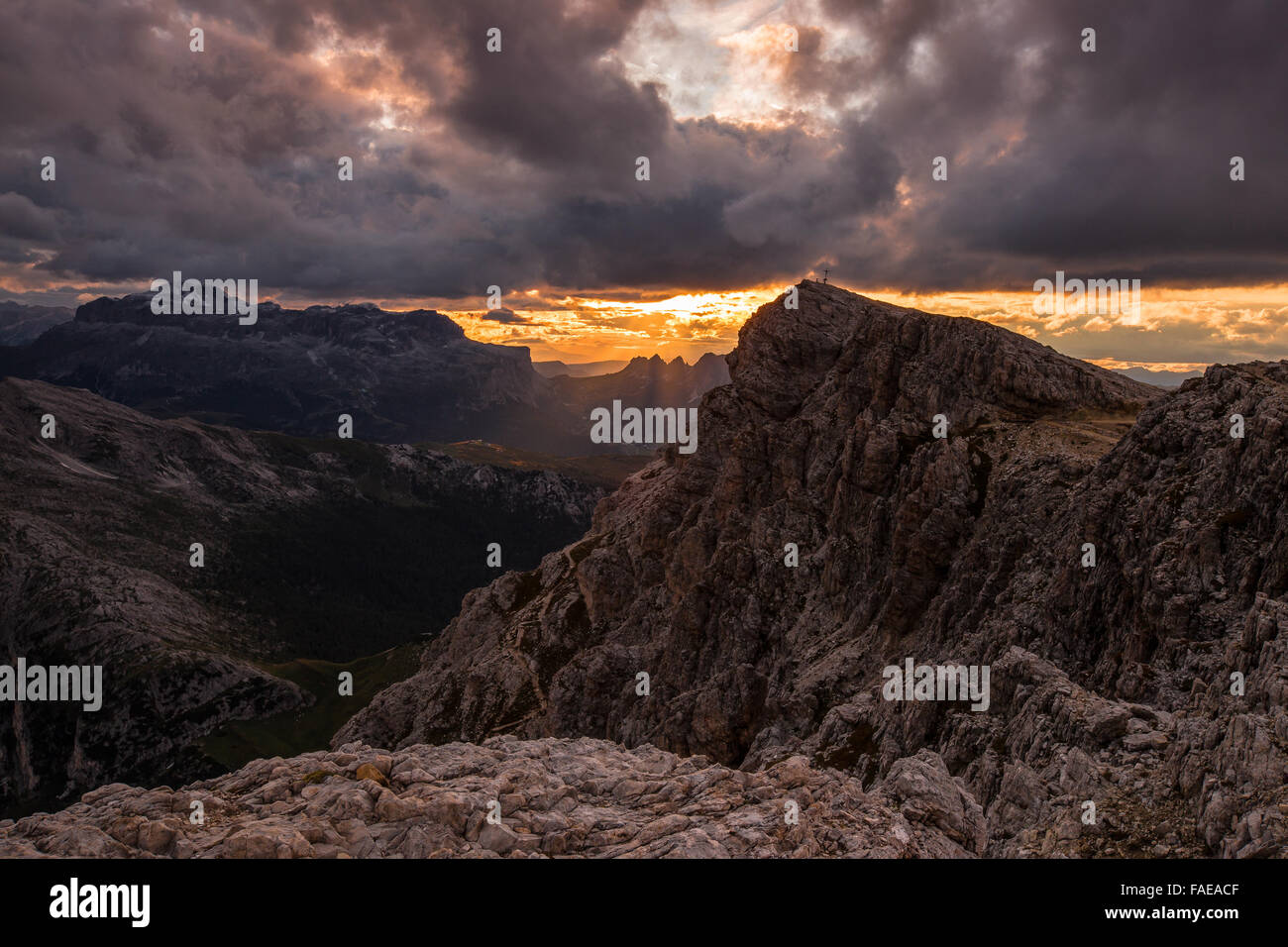 Tramonto sul monte Lagazuoi. Luce del sole, suggestive nubi drammatiche. Le Dolomiti. Alpi Italiane. Europa. Foto Stock