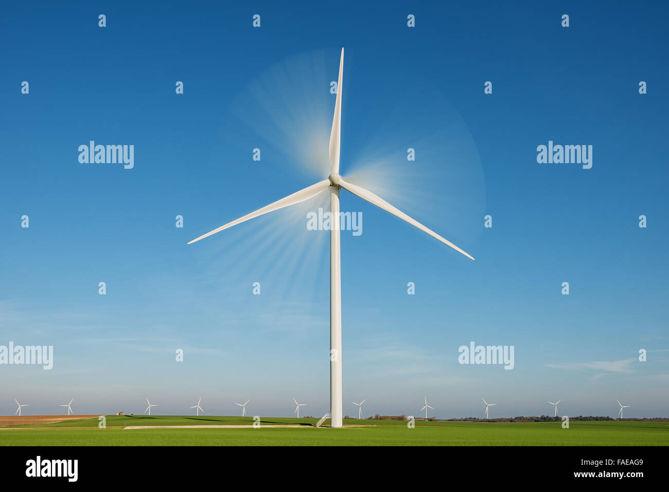 Turbina eolica con effetto di rotazione sul cielo blu backround Foto Stock