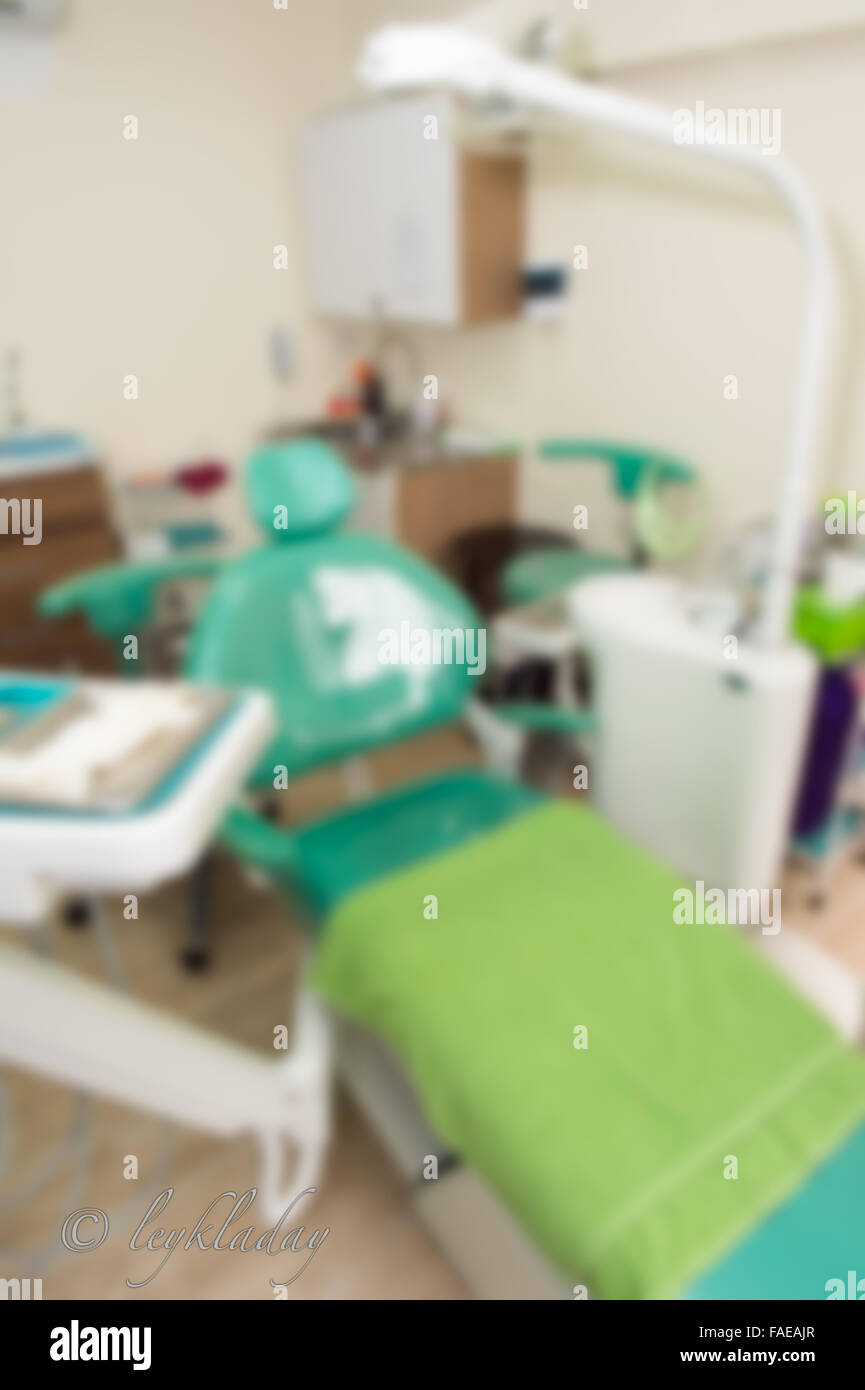 Sfocato sfondo astratto della clinica dentale spazio interno con attrezzature di dentista, sede di trattamento Foto Stock