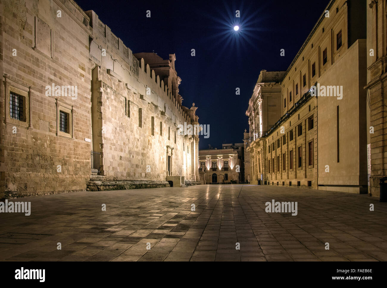 Siracusa Sicilia, la piazza della cattedrale di notte Foto Stock