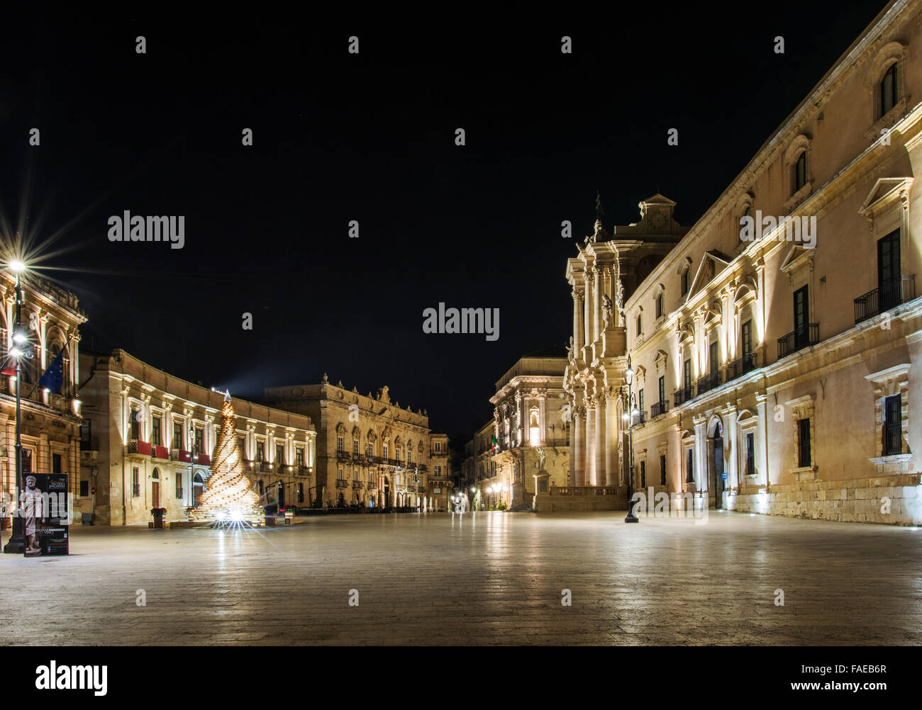 Siracusa Sicilia, la piazza della cattedrale di notte Foto Stock