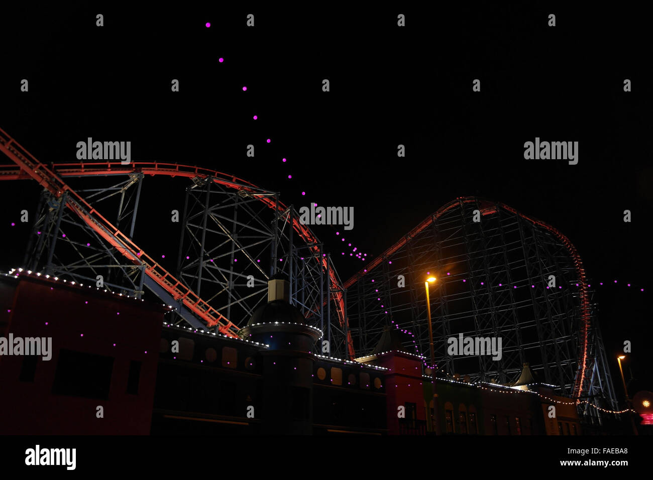 Vista notturna metà scende e alto punto Big One Rollercoaster, Pleasure Beach Ocean Boulevard, New South Promenade, Blackpool, Regno Unito Foto Stock