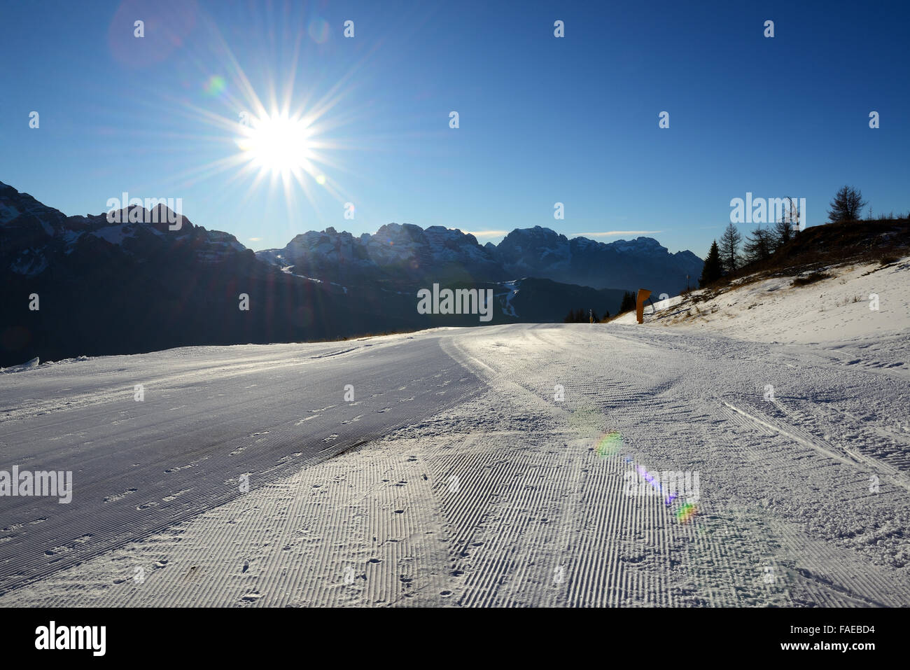 La pista da sci con vista sulle Dolomiti e sun, Madonna di Campiglio, Italia Foto Stock