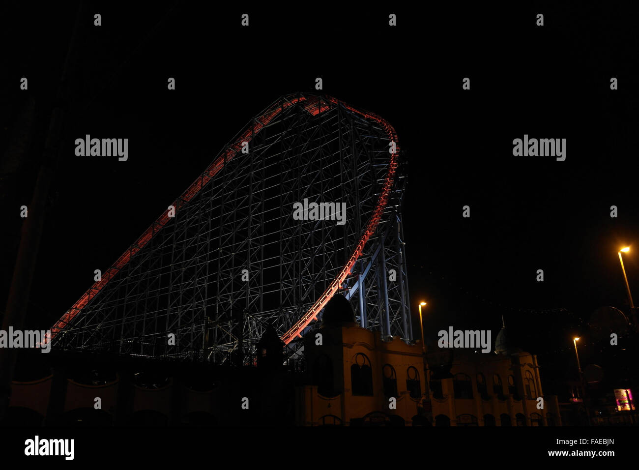 Vista notturna illuminata ad alto punto "Big One Rollercoaster', Pleasure Beach Ocean Boulevard, New South Promenade, Blackpool, Regno Unito Foto Stock