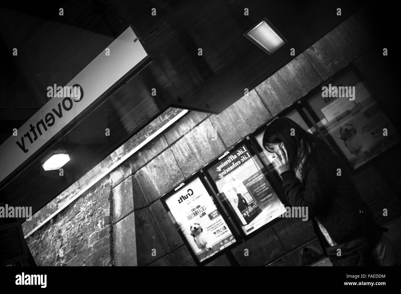 Immagine riflessa di stazione di Coventry platform Foto Stock