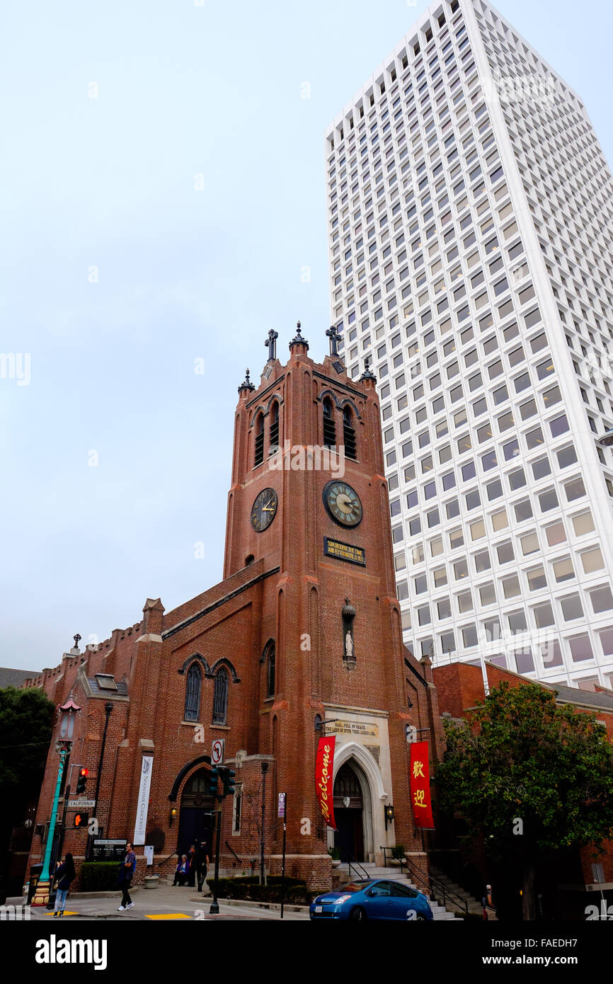 Vecchia chiesa cattolica edificio in contrasto con un moderno ed alto edificio nel centro cittadino di San Francisco. Foto Stock