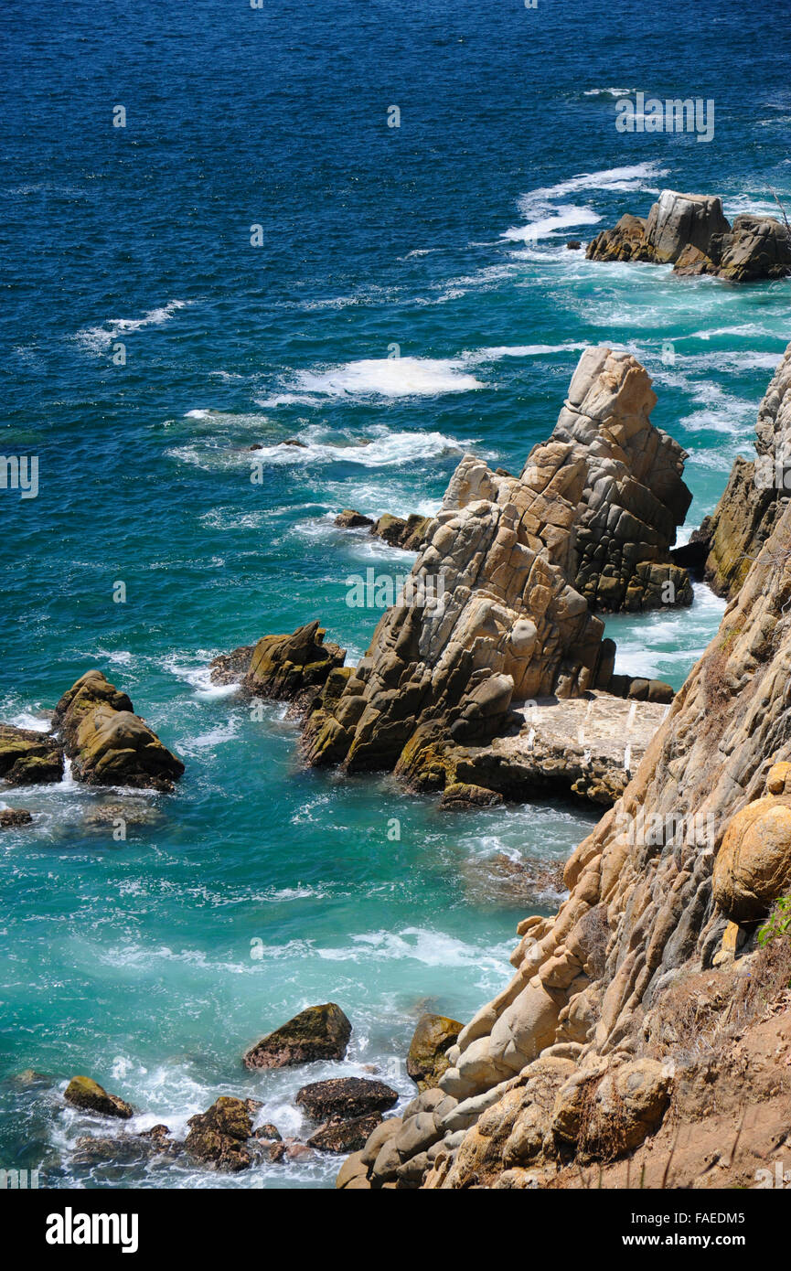 Costa rocciosa lungo l'Oceano Pacifico di Acapulco, Messico Foto Stock