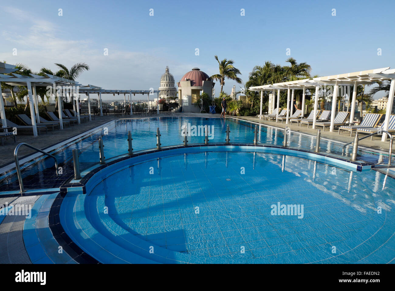 La piscina sul tetto dell'Hotel Iberostar Parque Central hotel, Havana, Cuba Foto Stock