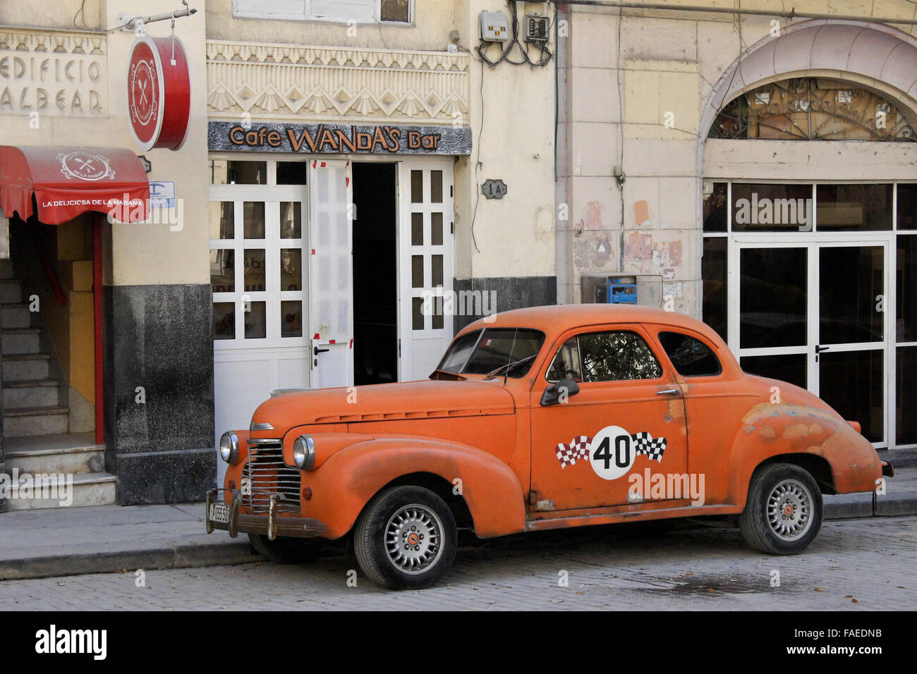 1940 Ford davanti a Wanda's bar e cafe, Habana Vieja (l'Avana Vecchia), Cuba Foto Stock