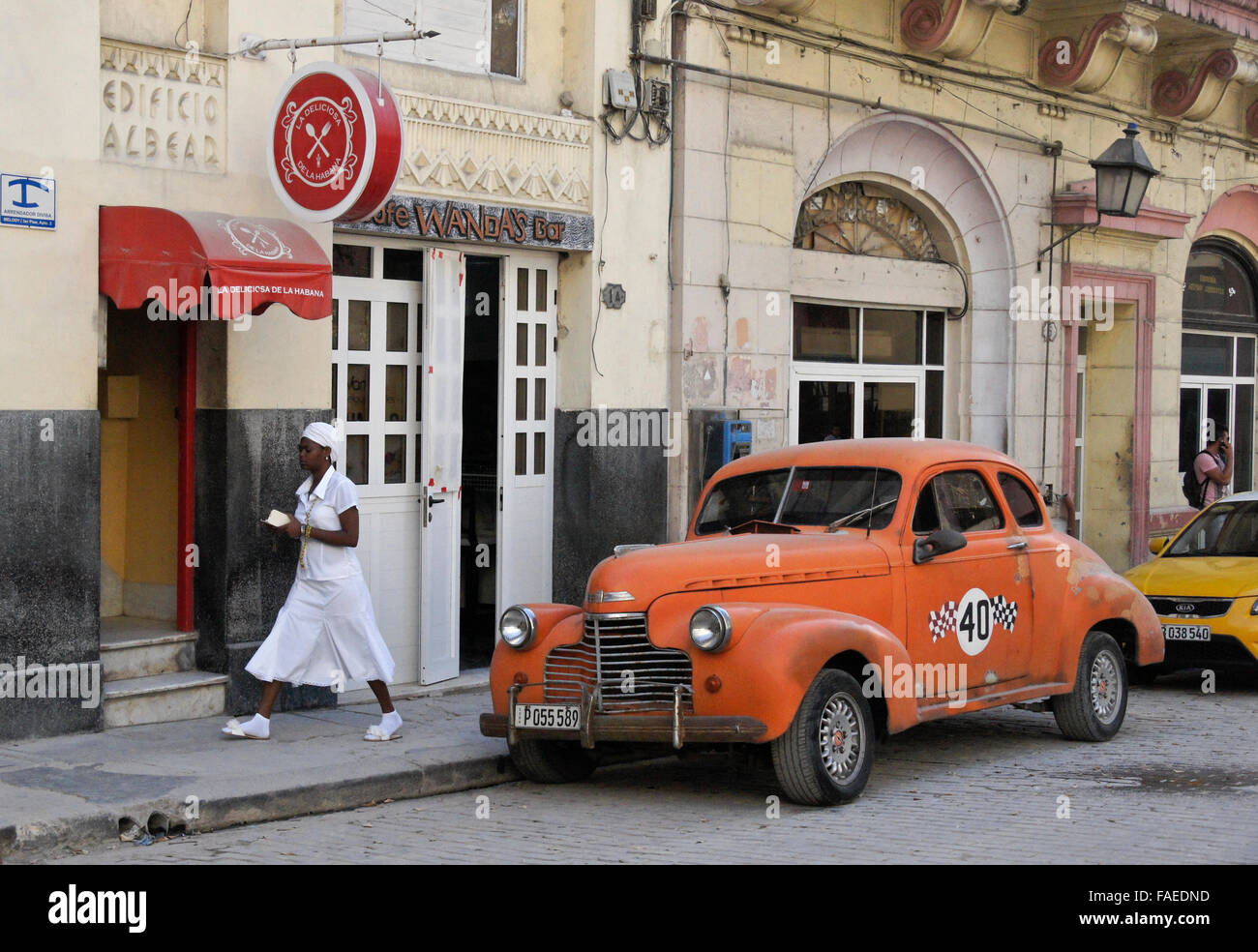 1940 Ford davanti a Wanda's bar e cafe, Habana Vieja (l'Avana Vecchia), Cuba Foto Stock