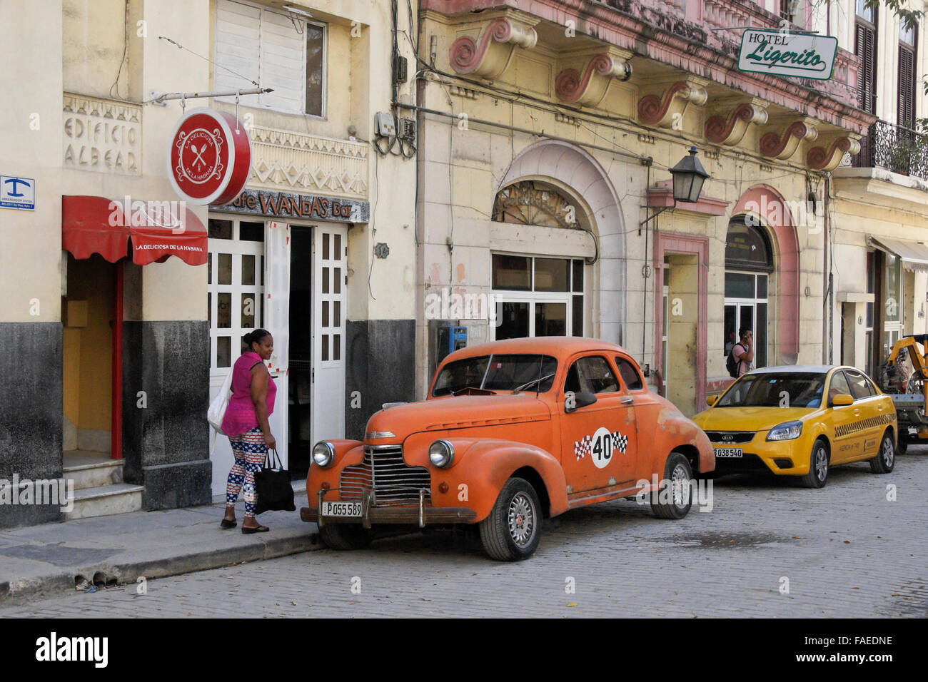 1940 Ford davanti a Wanda's bar e cafe, Habana Vieja (l'Avana Vecchia), Cuba Foto Stock