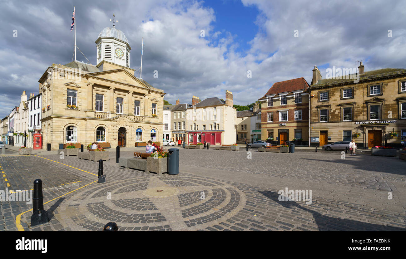 Kelso, Scottish Borders, centro città dopo i lavori di rinnovo nel 2015. Votato come migliore città in Scozia. Town Hall dal Bull Ring. Foto Stock