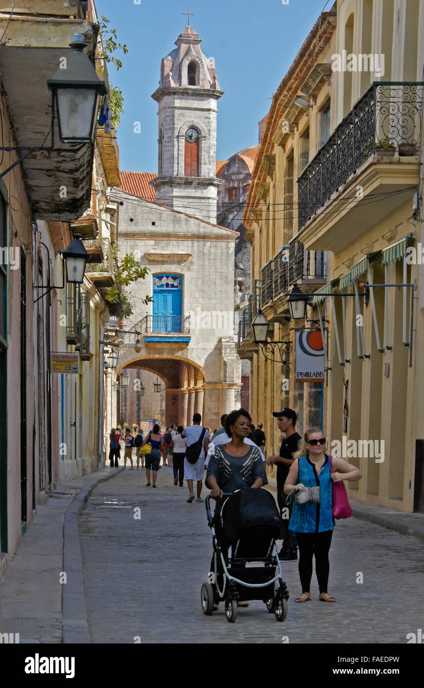 La gente nelle strade di Habana Vieja (l'Avana Vecchia), Cuba Foto Stock