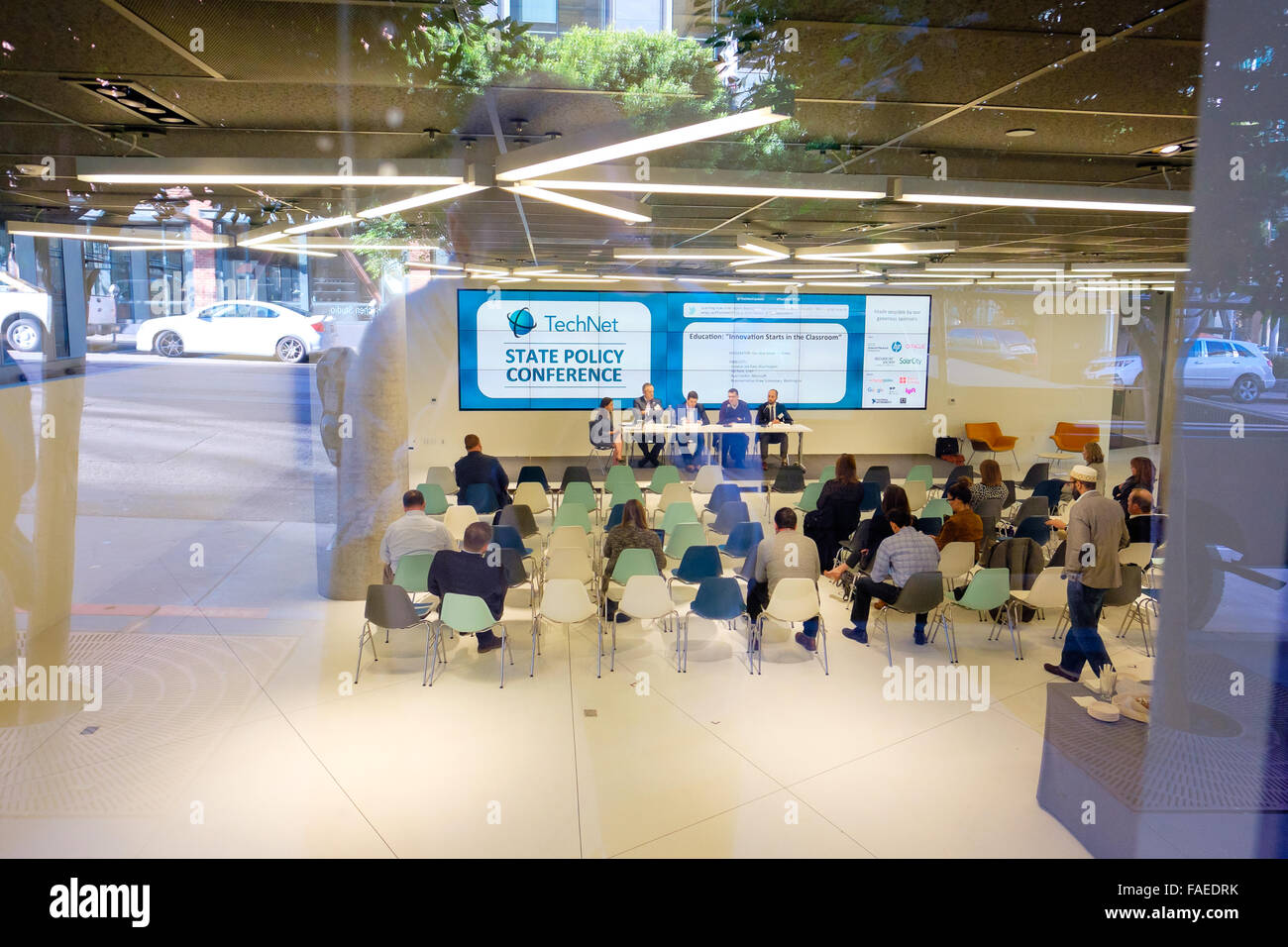 SAN FRANCISCO, CA - Dicembre 11, 2015: stato di TechNet Conferenza politica come visto dal marciapiede al di fuori dell'edificio. Foto Stock