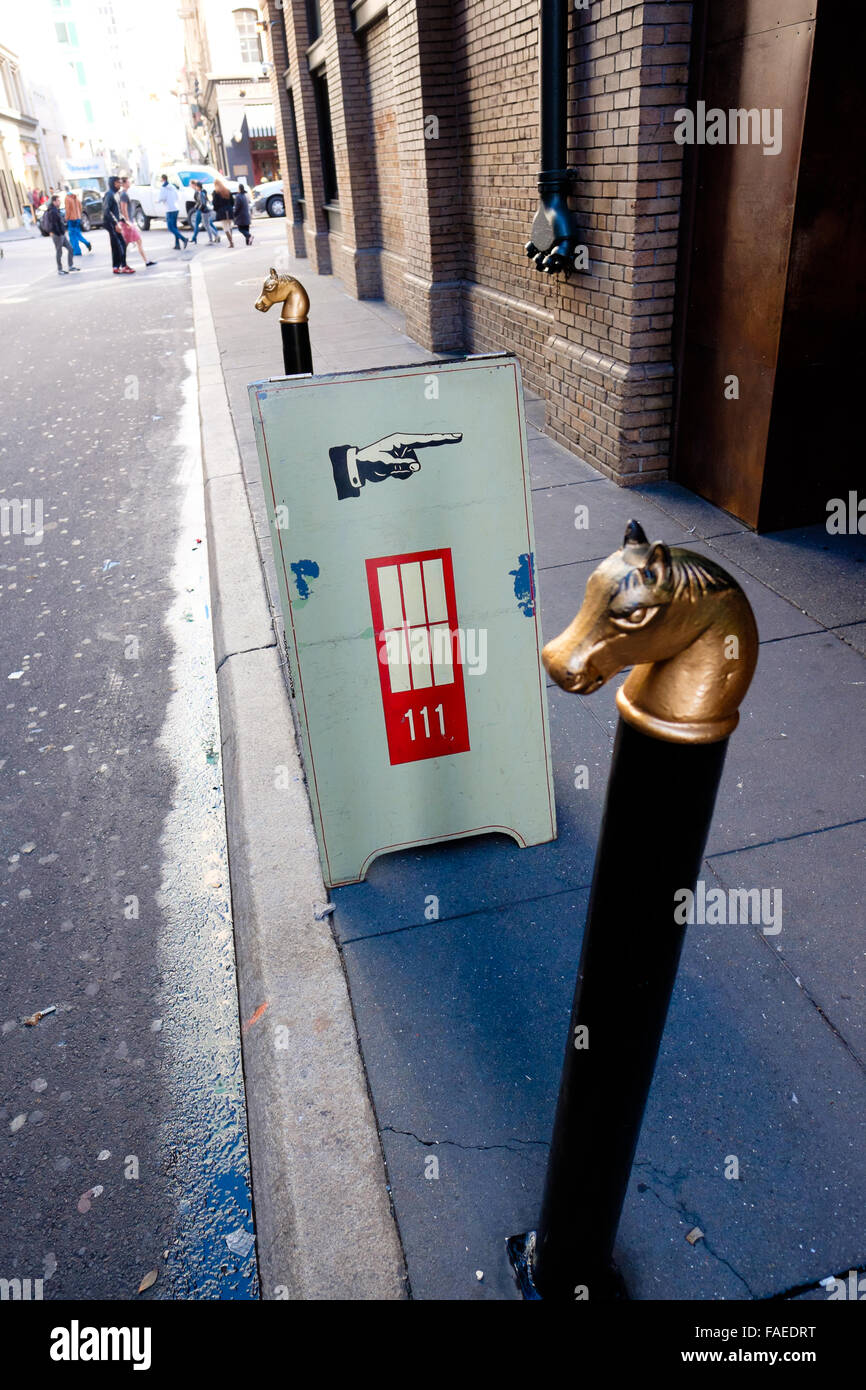 SAN FRANCISCO, CA - Dicembre 11, 2015: Porta Rossa Minna Gallery segno nel centro cittadino di San Francisco. Foto Stock