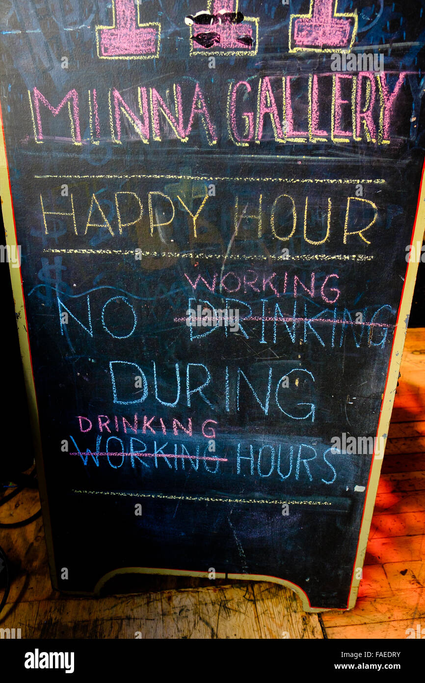 Minna Gallery bar happy hour segno legge nessun lavoro durante le ore potabile in San Francisco. Foto Stock