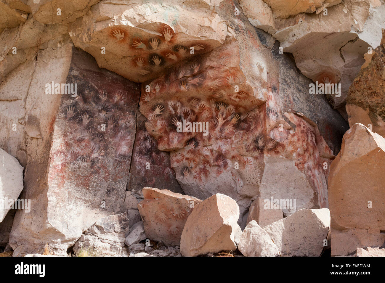 Antico canto impressioni e arte presso la Cueva de las Manos, grotta delle mani, argentina, SUD AMERICA Foto Stock