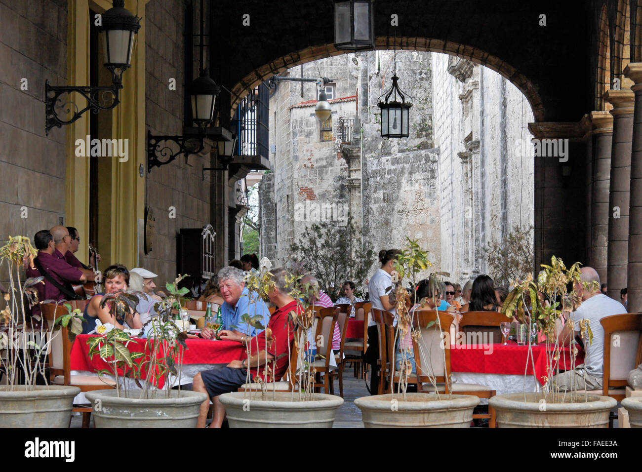 Ristorante in Plaza de la Catedral (piazza della cattedrale), La Habana Vieja (l'Avana Vecchia), Cuba Foto Stock