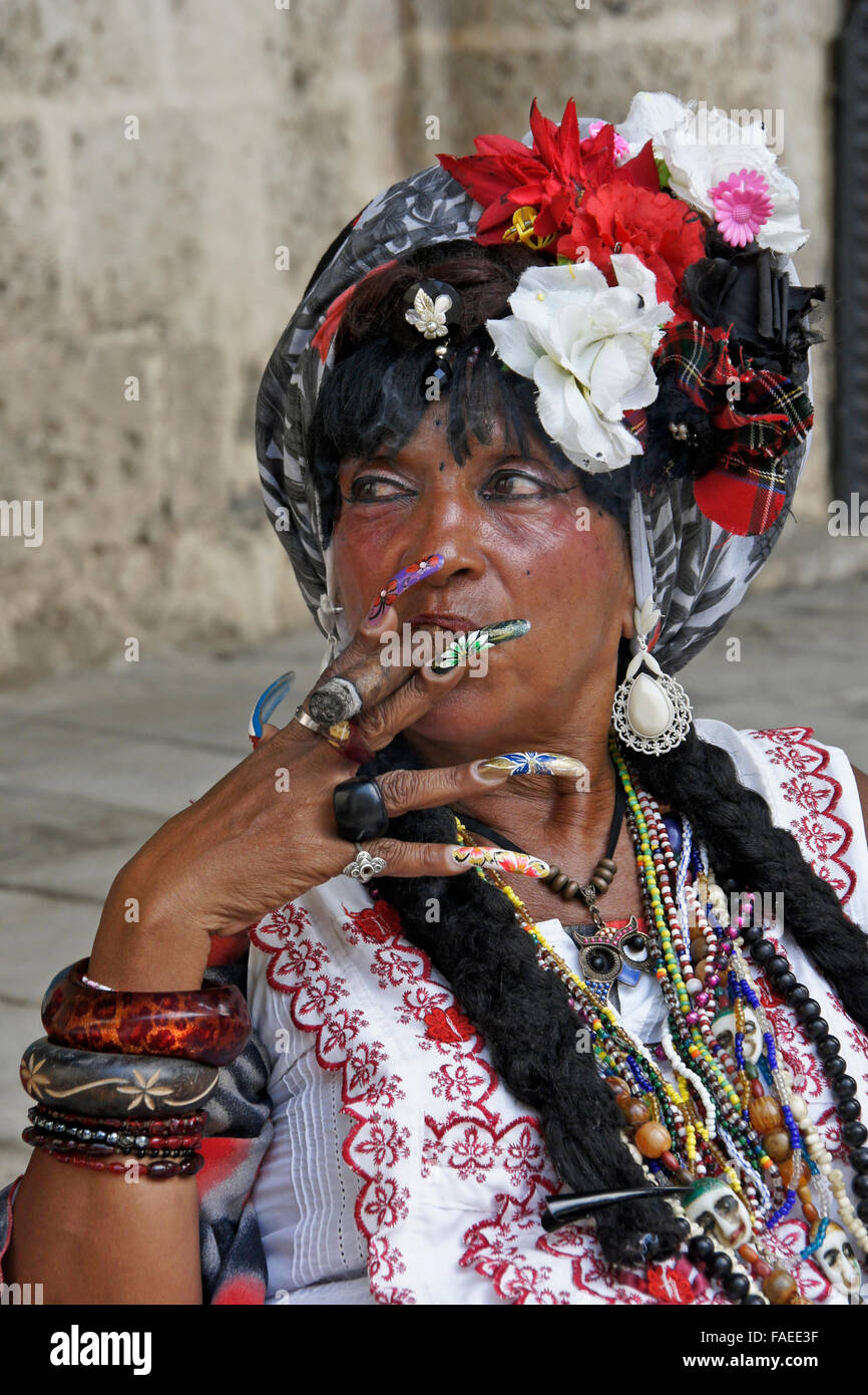 Donna colorati di fumare un sigaro, Habana Vieja (l'Avana Vecchia), Cuba Foto Stock
