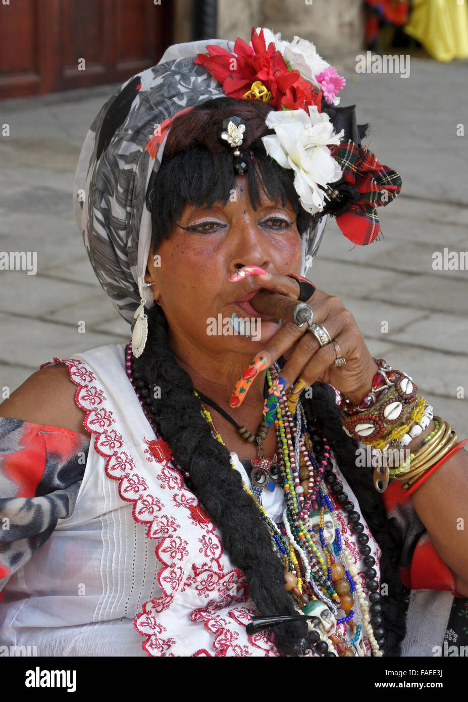 Donna colorati di fumare un sigaro, Habana Vieja (l'Avana Vecchia), Cuba Foto Stock