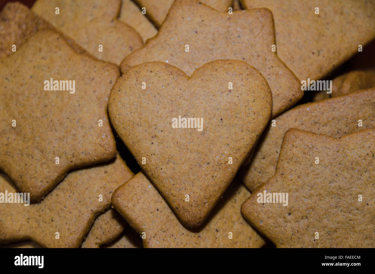 Heartshaped gingerbread sulla sommità di una pila di gingerbreads Foto Stock