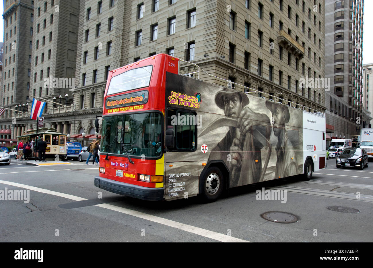 Un Charles Wilbert pittura bianca è riprodotto sul lato di un tour della città in autobus in San Francisco durante l'arte ovunque evento. Foto Stock