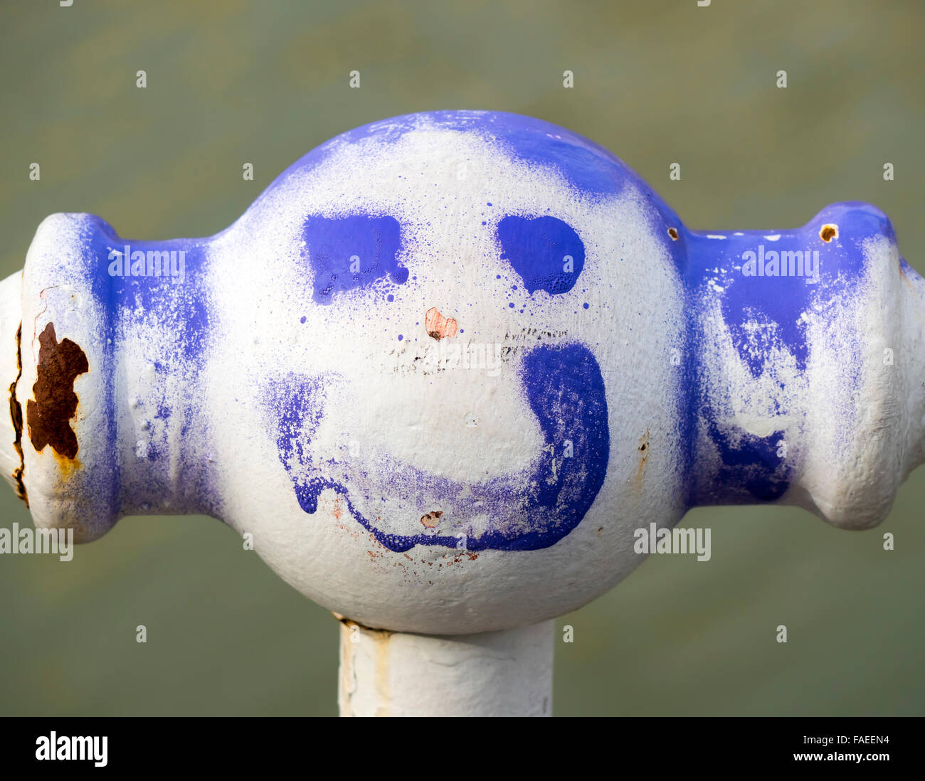 La faccina sorridente su una faccia di ferro Foto Stock