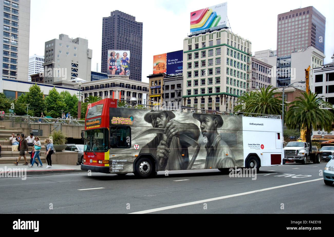 Un Charles Wilbert pittura bianca è riprodotto sul lato di un tour della città in autobus in San Francisco durante l'arte ovunque evento. Foto Stock